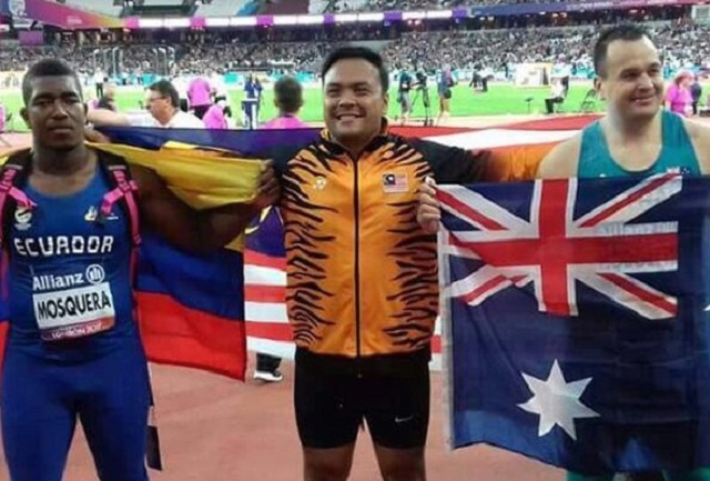 The Star Ziyad wearing the Malaysian flag proud with Ecuador's Stalin Mosquera and Australian Todd Hodgetts on each side.